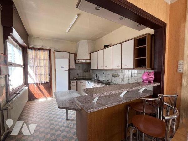 Idéalement situé  en centre ville de STEENBECQUE / Ensemble immobilier à moderniser en angle de...