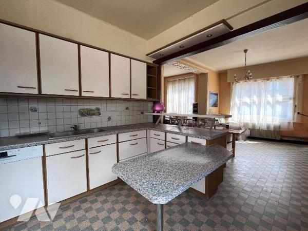 Idéalement situé  en centre ville de STEENBECQUE / Ensemble immobilier à moderniser en angle de...