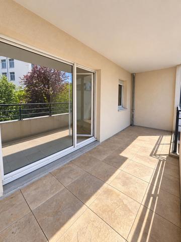 Appartement avec 2 balcons à proximité de l’Hôpital Central