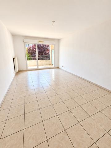 Appartement avec 2 balcons à proximité de l’Hôpital Central
