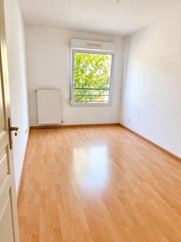 Appartement avec 2 balcons à proximité de l’Hôpital Central
