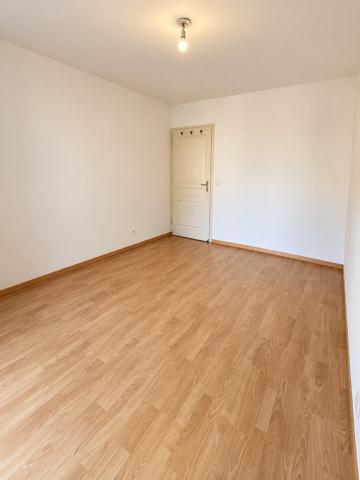 Appartement avec 2 balcons à proximité de l’Hôpital Central