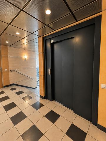 Appartement avec 2 balcons à proximité de l’Hôpital Central