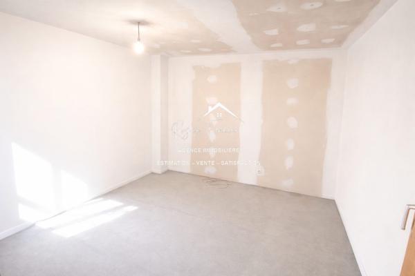 RARE sur cette commune ! Agréable terrain et un garage de 40 m2