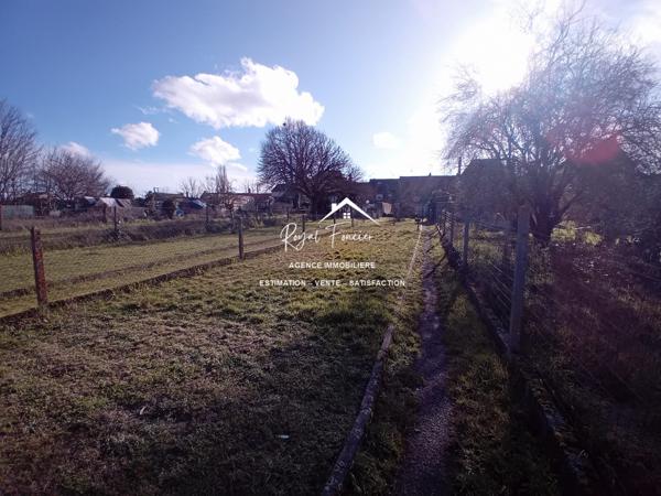 RARE sur cette commune ! Agréable terrain et un garage de 40 m2