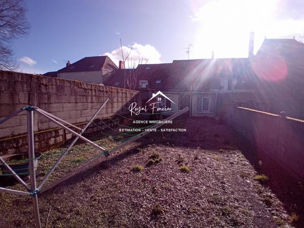 RARE sur cette commune ! Agréable terrain et un garage de 40 m2