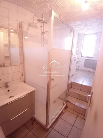 RARE sur cette commune ! Agréable terrain et un garage de 40 m2