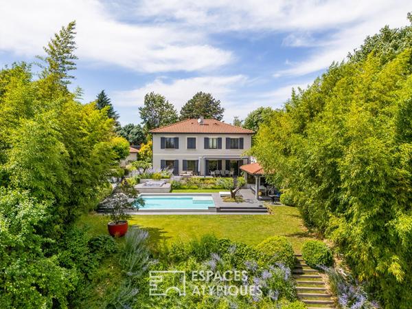 Maison contemporaine avec piscine à l’abri des regards et une vue dégagée