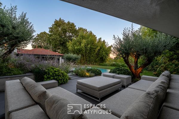 Maison contemporaine avec piscine à l’abri des regards et une vue dégagée