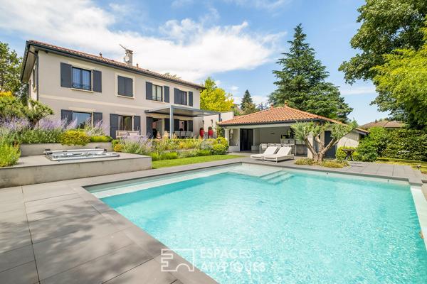 Maison contemporaine avec piscine à l’abri des regards et une vue dégagée