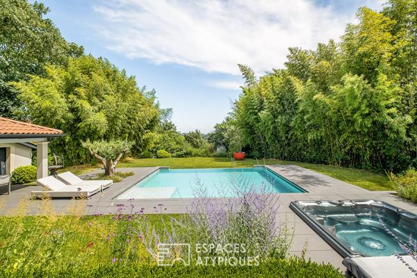 Maison contemporaine avec piscine à l’abri des regards et une vue dégagée