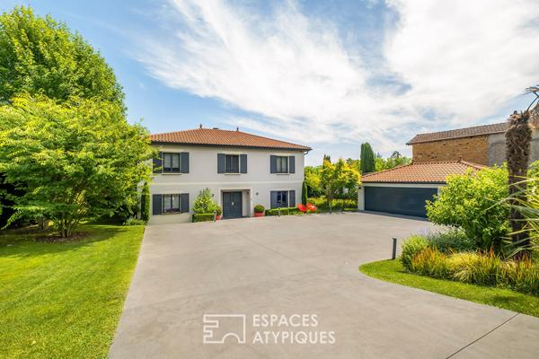 Maison contemporaine avec piscine à l’abri des regards et une vue dégagée