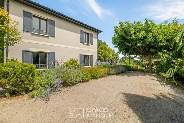 Maison contemporaine avec piscine à l’abri des regards et une vue dégagée