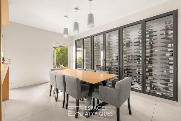 Maison contemporaine avec piscine à l’abri des regards et une vue dégagée