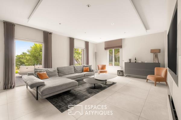 Maison contemporaine avec piscine à l’abri des regards et une vue dégagée