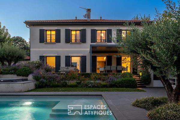 Maison contemporaine avec piscine à l’abri des regards et une vue dégagée