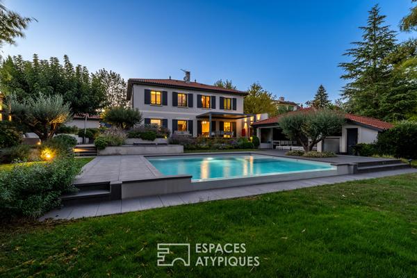 Maison contemporaine avec piscine à l’abri des regards et une vue dégagée