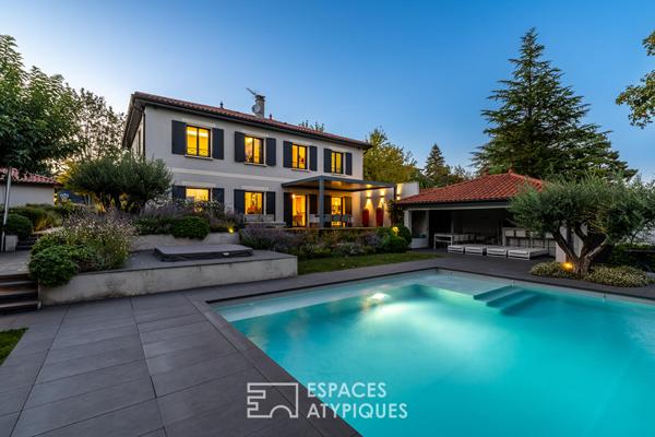 Maison contemporaine avec piscine à l’abri des regards et une vue dégagée