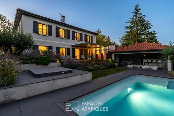 Maison contemporaine avec piscine à l’abri des regards et une vue dégagée