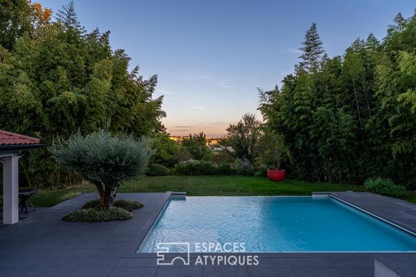 Maison contemporaine avec piscine à l’abri des regards et une vue dégagée