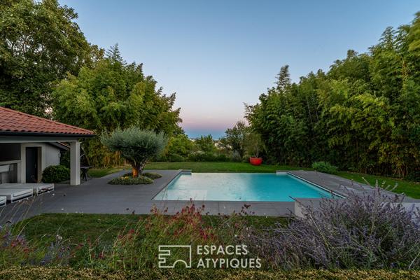 Maison contemporaine avec piscine à l’abri des regards et une vue dégagée