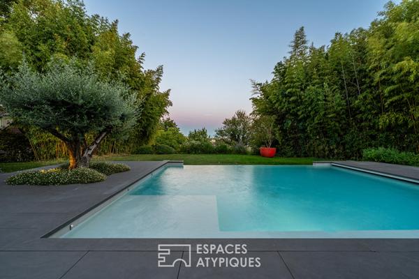 Maison contemporaine avec piscine à l’abri des regards et une vue dégagée