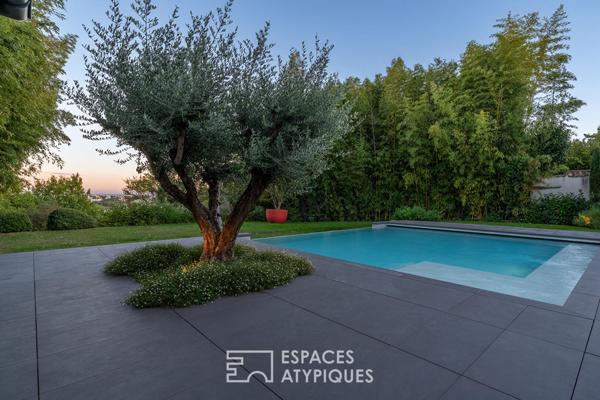 Maison contemporaine avec piscine à l’abri des regards et une vue dégagée