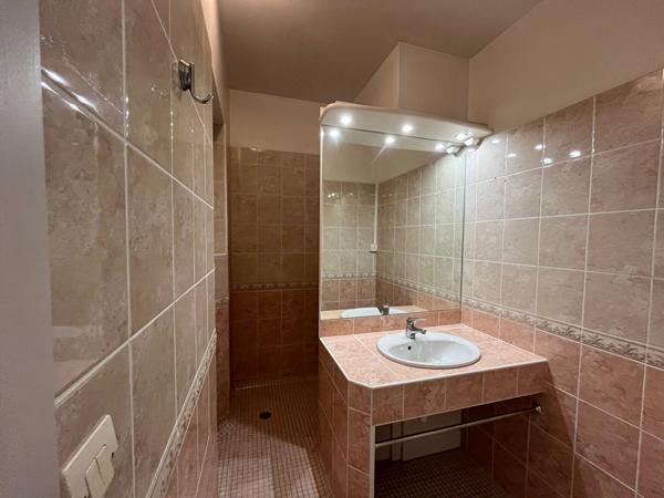 Immeuble Nevers 18 studios + un T3, rentabilité excellente, meublé, airbnb, 2h30 PARIS, ancien Hôtel