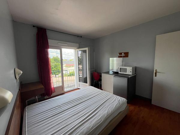 Immeuble Nevers 18 studios + un T3, rentabilité excellente, meublé, airbnb, 2h30 PARIS, ancien Hôtel
