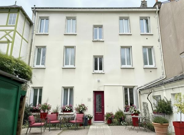 À vendre - Local commercial 196 m² situé à Tours (37000)