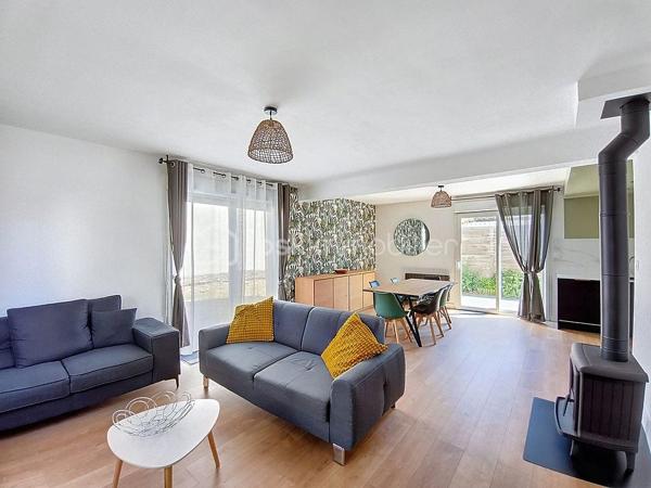 Coup de cœur pour cette maison de centre ville, située en zone non inondable et à proximité des transports et des commerces.

Cette maison, entièrement rénovée, se compose au RDC d' une entrée, salon/séjour et d' une cuisine moderne ouverte sur la pièce de vie, on y retrouve un poêle à bois et une baie vitrée qui offre un accès à la terrasse. Le rdc dispose de deux chambres et d' une salle de douche et un WC indépendant.

A l' étage  on retrouve trois chambres dont une suite parentale avec dressing et salle de douche, un WC indépendant et une spacieuse salle de bain avec baignoire et douche.

La maison, ancienne colocation, générait un loyer moyen de 500 euros/par chambre.
On retrouve un extérieur de 80 m2 environ, entièrement clos et avec la possibilité de stationner deux véhicules.

Vous n' avez plus qu' à poser vos valises.