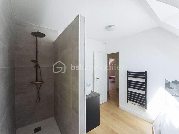 Coup de cœur pour cette maison de centre ville, située en zone non inondable et à proximité des transports et des commerces.

Cette maison, entièrement rénovée, se compose au RDC d' une entrée, salon/séjour et d' une cuisine moderne ouverte sur la pièce de vie, on y retrouve un poêle à bois et une baie vitrée qui offre un accès à la terrasse. Le rdc dispose de deux chambres et d' une salle de douche et un WC indépendant.

A l' étage  on retrouve trois chambres dont une suite parentale avec dressing et salle de douche, un WC indépendant et une spacieuse salle de bain avec baignoire et douche.

La maison, ancienne colocation, générait un loyer moyen de 500 euros/par chambre.
On retrouve un extérieur de 80 m2 environ, entièrement clos et avec la possibilité de stationner deux véhicules.

Vous n' avez plus qu' à poser vos valises.