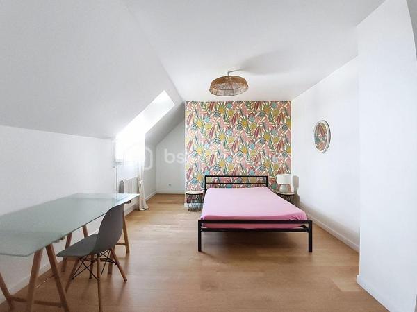 Coup de cœur pour cette maison de centre ville, située en zone non inondable et à proximité des transports et des commerces.

Cette maison, entièrement rénovée, se compose au RDC d' une entrée, salon/séjour et d' une cuisine moderne ouverte sur la pièce de vie, on y retrouve un poêle à bois et une baie vitrée qui offre un accès à la terrasse. Le rdc dispose de deux chambres et d' une salle de douche et un WC indépendant.

A l' étage  on retrouve trois chambres dont une suite parentale avec dressing et salle de douche, un WC indépendant et une spacieuse salle de bain avec baignoire et douche.

La maison, ancienne colocation, générait un loyer moyen de 500 euros/par chambre.
On retrouve un extérieur de 80 m2 environ, entièrement clos et avec la possibilité de stationner deux véhicules.

Vous n' avez plus qu' à poser vos valises.