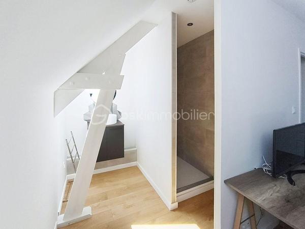 Coup de cœur pour cette maison de centre ville, située en zone non inondable et à proximité des transports et des commerces.

Cette maison, entièrement rénovée, se compose au RDC d' une entrée, salon/séjour et d' une cuisine moderne ouverte sur la pièce de vie, on y retrouve un poêle à bois et une baie vitrée qui offre un accès à la terrasse. Le rdc dispose de deux chambres et d' une salle de douche et un WC indépendant.

A l' étage  on retrouve trois chambres dont une suite parentale avec dressing et salle de douche, un WC indépendant et une spacieuse salle de bain avec baignoire et douche.

La maison, ancienne colocation, générait un loyer moyen de 500 euros/par chambre.
On retrouve un extérieur de 80 m2 environ, entièrement clos et avec la possibilité de stationner deux véhicules.

Vous n' avez plus qu' à poser vos valises.