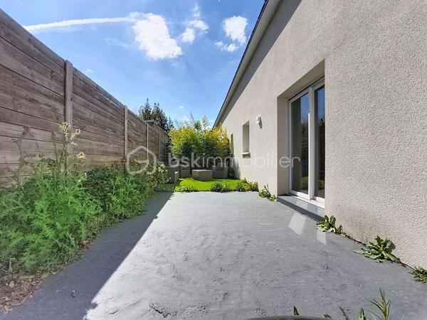 Coup de cœur pour cette maison de centre ville, située en zone non inondable et à proximité des transports et des commerces.

Cette maison, entièrement rénovée, se compose au RDC d' une entrée, salon/séjour et d' une cuisine moderne ouverte sur la pièce de vie, on y retrouve un poêle à bois et une baie vitrée qui offre un accès à la terrasse. Le rdc dispose de deux chambres et d' une salle de douche et un WC indépendant.

A l' étage  on retrouve trois chambres dont une suite parentale avec dressing et salle de douche, un WC indépendant et une spacieuse salle de bain avec baignoire et douche.

La maison, ancienne colocation, générait un loyer moyen de 500 euros/par chambre.
On retrouve un extérieur de 80 m2 environ, entièrement clos et avec la possibilité de stationner deux véhicules.

Vous n' avez plus qu' à poser vos valises.