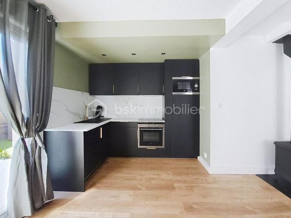 Coup de cœur pour cette maison de centre ville, située en zone non inondable et à proximité des transports et des commerces.

Cette maison, entièrement rénovée, se compose au RDC d' une entrée, salon/séjour et d' une cuisine moderne ouverte sur la pièce de vie, on y retrouve un poêle à bois et une baie vitrée qui offre un accès à la terrasse. Le rdc dispose de deux chambres et d' une salle de douche et un WC indépendant.

A l' étage  on retrouve trois chambres dont une suite parentale avec dressing et salle de douche, un WC indépendant et une spacieuse salle de bain avec baignoire et douche.

La maison, ancienne colocation, générait un loyer moyen de 500 euros/par chambre.
On retrouve un extérieur de 80 m2 environ, entièrement clos et avec la possibilité de stationner deux véhicules.

Vous n' avez plus qu' à poser vos valises.