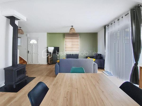 Coup de cœur pour cette maison de centre ville, située en zone non inondable et à proximité des transports et des commerces.

Cette maison, entièrement rénovée, se compose au RDC d' une entrée, salon/séjour et d' une cuisine moderne ouverte sur la pièce de vie, on y retrouve un poêle à bois et une baie vitrée qui offre un accès à la terrasse. Le rdc dispose de deux chambres et d' une salle de douche et un WC indépendant.

A l' étage  on retrouve trois chambres dont une suite parentale avec dressing et salle de douche, un WC indépendant et une spacieuse salle de bain avec baignoire et douche.

La maison, ancienne colocation, générait un loyer moyen de 500 euros/par chambre.
On retrouve un extérieur de 80 m2 environ, entièrement clos et avec la possibilité de stationner deux véhicules.

Vous n' avez plus qu' à poser vos valises.