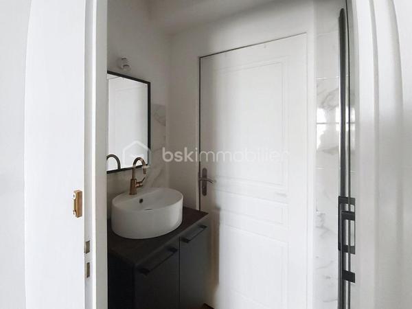 Coup de cœur pour cette maison de centre ville, située en zone non inondable et à proximité des transports et des commerces.

Cette maison, entièrement rénovée, se compose au RDC d' une entrée, salon/séjour et d' une cuisine moderne ouverte sur la pièce de vie, on y retrouve un poêle à bois et une baie vitrée qui offre un accès à la terrasse. Le rdc dispose de deux chambres et d' une salle de douche et un WC indépendant.

A l' étage  on retrouve trois chambres dont une suite parentale avec dressing et salle de douche, un WC indépendant et une spacieuse salle de bain avec baignoire et douche.

La maison, ancienne colocation, générait un loyer moyen de 500 euros/par chambre.
On retrouve un extérieur de 80 m2 environ, entièrement clos et avec la possibilité de stationner deux véhicules.

Vous n' avez plus qu' à poser vos valises.