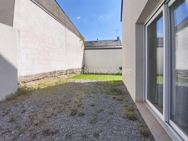 Coup de cœur pour cette maison de centre ville, située en zone non inondable et à proximité des transports et des commerces.

Cette maison, entièrement rénovée, se compose au RDC d' une entrée, salon/séjour et d' une cuisine moderne ouverte sur la pièce de vie, on y retrouve un poêle à bois et une baie vitrée qui offre un accès à la terrasse. Le rdc dispose de deux chambres et d' une salle de douche et un WC indépendant.

A l' étage  on retrouve trois chambres dont une suite parentale avec dressing et salle de douche, un WC indépendant et une spacieuse salle de bain avec baignoire et douche.

La maison, ancienne colocation, générait un loyer moyen de 500 euros/par chambre.
On retrouve un extérieur de 80 m2 environ, entièrement clos et avec la possibilité de stationner deux véhicules.

Vous n' avez plus qu' à poser vos valises.