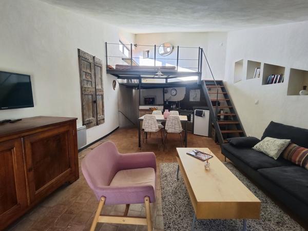 Lourmarin, beau duplex rénové , lumineux. 229 000 €