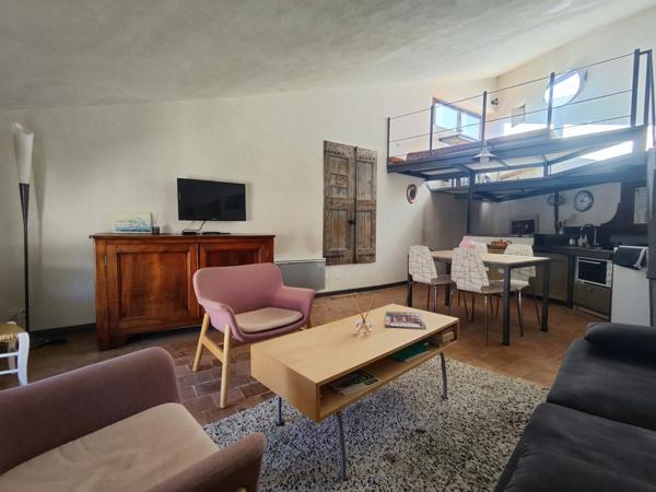 Lourmarin, beau duplex rénové , lumineux. 229 000 €