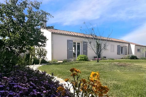Maison 3/4 chambres Plain-pied 114 m2 sur parcelle de 810 m2, Sainte soulle 17220
