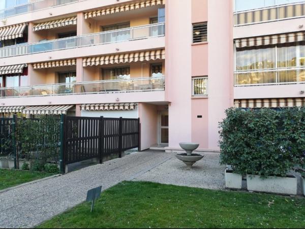 Golfe Juan (06220) BEAU 2P AVEC PISCINE AU ROOF TOP