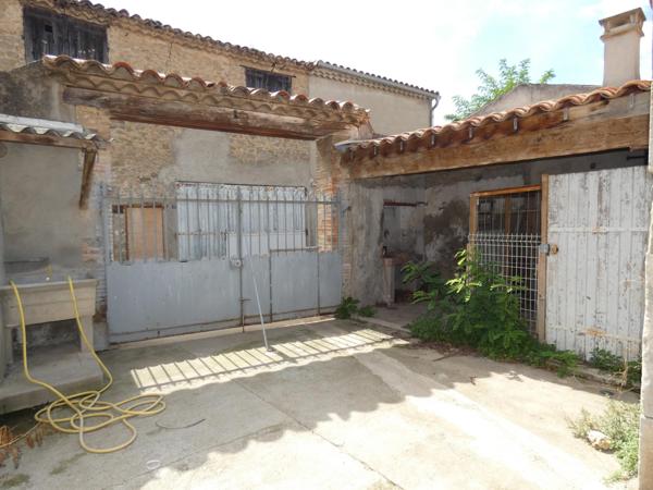 Maison de village 83m² 2 chambres avec cour, terrasse, garage et petite dépendance