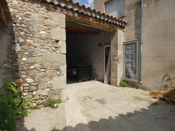 Maison de village 83m² 2 chambres avec cour, terrasse, garage et petite dépendance