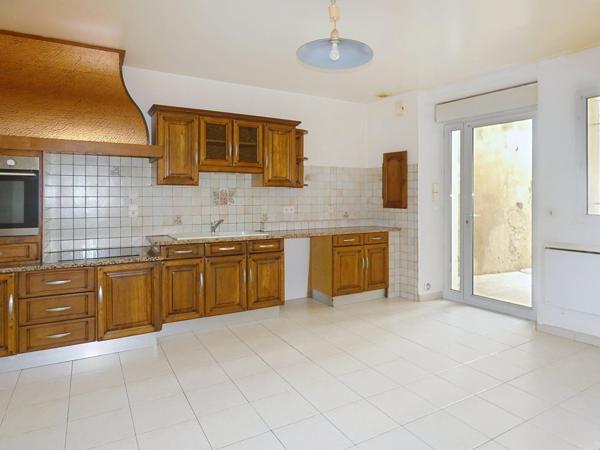 Maison de village 83m² 2 chambres avec cour, terrasse, garage et petite dépendance