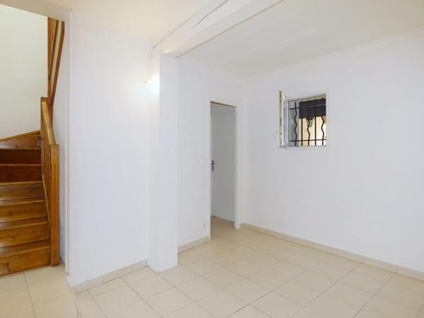 Maison de village 83m² 2 chambres avec cour, terrasse, garage et petite dépendance