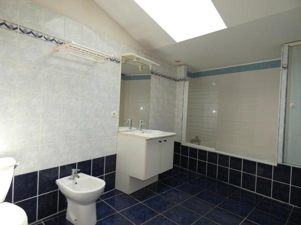 Maison de village 83m² 2 chambres avec cour, terrasse, garage et petite dépendance