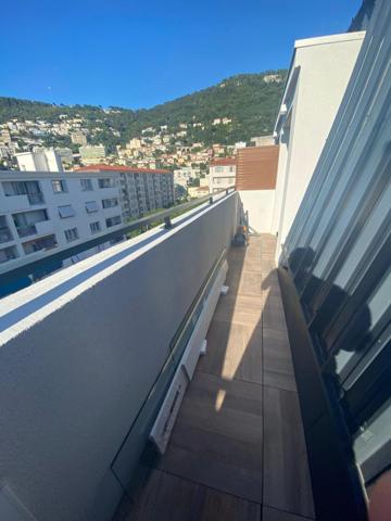 Appartement récent, dernier étage, vue