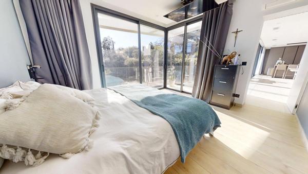 A vendre - Six Fours les plages -  Villa d'architecte de 2025 avec T2 indépendant - Piscine